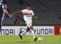 Luiz Gustavo evoluiu no tratamento e corre no gramado do CT da Barra Funda