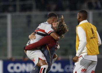 Jogadores do São Paulo publicam mensagens de despedida após saída de Zubeldía