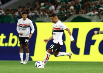 Alisson vira peça fundamental e se destaca na liderança no São Paulo