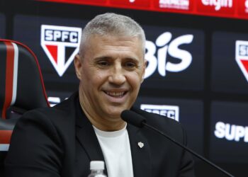 O técnico Hernán Crespo terá a oportunidade de comandar pela primeira vez o São Paulo diante de sua torcida em uma partida pela Copa Libertadores da América, na terça-feira (19), às 21h30 (horário de Brasília), no MorumBis. Em sua primeira passagem no clube, o argentino foi impedido pela pandemia e não realizou esse feito. 