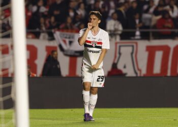 São Paulo vence Athletico-PR e abre vantagem magra nas oitavas da Copa do Brasil