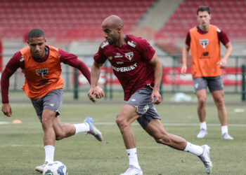 Lucas participa de uma parte do treino e empolga torcida do São Paulo pela volta
