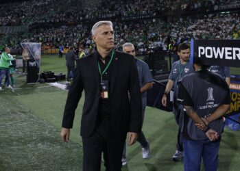 O técnico do São Paulo, Hernán Crespo, exige a contratação de mais um zagueiro para a sequência da temporada. Recentemente, o clube tricolor demonstrou interesse em Igor Rabello, que tem contrato com o Atlético Mineiro até dezembro. 