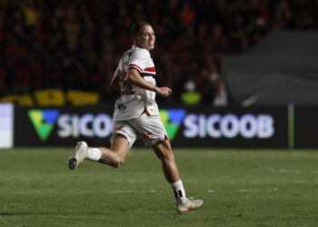 O lateral-direito Maik, que integrou o elenco que conquistou a Copinha em janeiro, foi um dos destaques no São Paulo no empate por 2 x 2 contra o Sport, na Ilha do Retiro, no último sábado (16). O atleta, de 20 anos, marcou um dos gols no embate em Recife. 