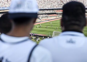 O Santos, um dos principais rivais do São Paulo no âmbito regional, encaminhou a rescisão do contrato do lateral-direito Hayner. O defensor postou em suas redes sociais uma imagem mostrando um dos gols do Vasco na vitória por 6 x 0, no último domingo (17). 
