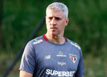 O volante Hugo, destaque do São Paulo na Copinha, passou por uma cirurgia no joelho direito em fevereiro e foi visto no CT da Barra Funda, na última quinta-feira (14). O atleta, de 21 anos, pode entrar no radar de Hernán Crespo após a reabilitação. 