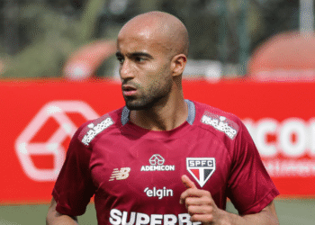 O meia-atacante Lucas Moura, principal referência técnica do elenco do São Paulo, concedeu uma entrevista para o canal ‘Desimpedidos’, que foi publicada na última terça-feira (12). O camisa 7 do Tricolor comentou sobre os problemas que enfrentou no relacionamento com o centroavante sueco Zlatan Ibrahimovic durante sua passagem pelo PSG. 
