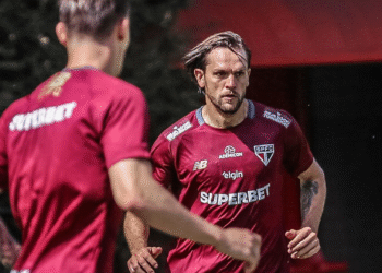 O técnico Hernán Crespo terá novas opções para montar o sistema defensivo do São Paulo. Aliás, o clube paulista anunciou a contratação do zagueiro Rafael Tolói, que estava sem clube desde o encerramento do seu contrato com a Atalanta, em junho. 