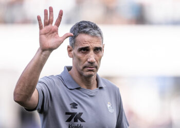 Pediu para deixar o São Paulo para assinar com o Santos e agora foi cortado do time