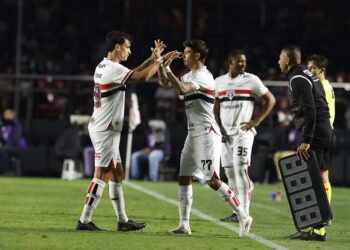 São Paulo age sem falar nada e esconde venda da torcida 