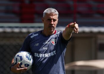 São Paulo trabalha em silêncio e entrega dois reforços para Crespo